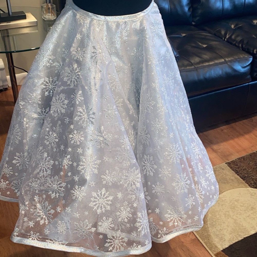 SILVER SNOWFLAKE SHINY CHRISTMAS TREE
SKIRT